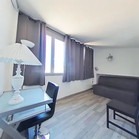 Apartment 41 3, Rue Trivalle *